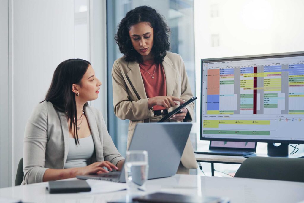 zwei Frauen an einer digitalen Plantafel